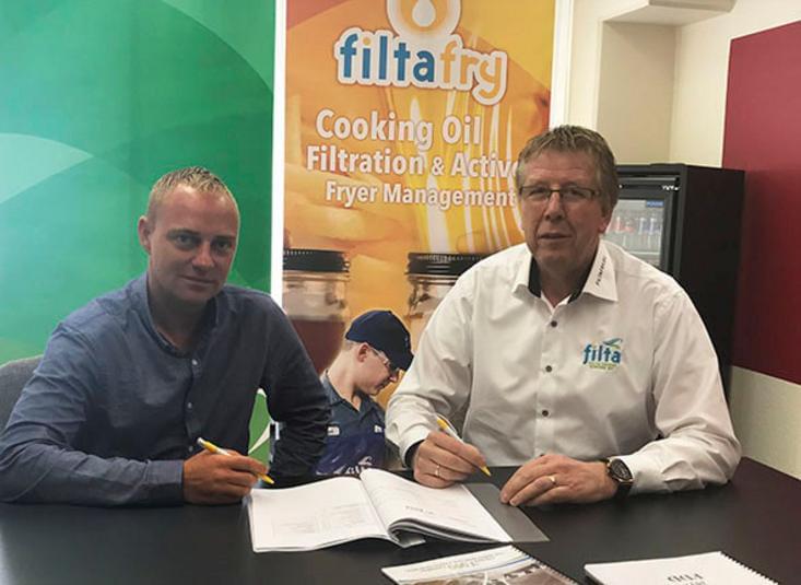 Lauri Nakström (left), seen here with Jos van Aalst, Managing Director of FiltaFry Europe, is the first partner to launch operation in Spain.