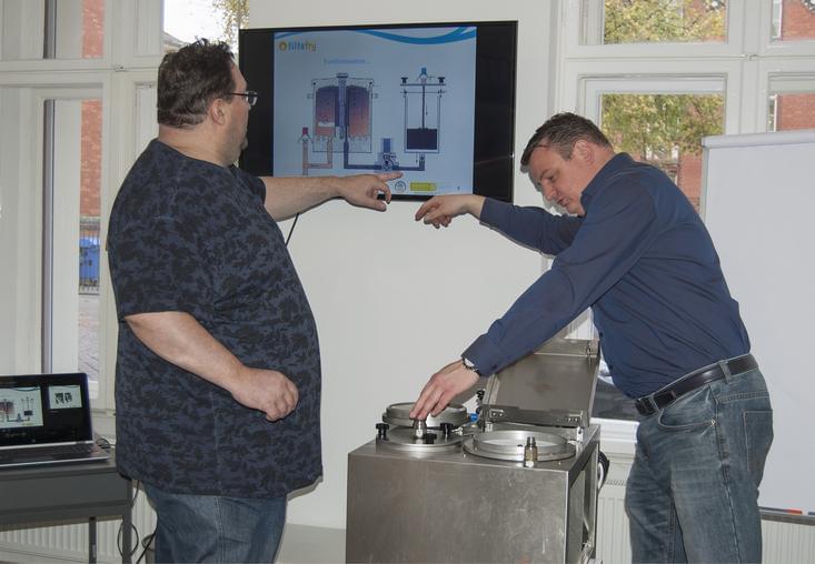 Andreas Selent (left) with partner manager Frank Hartong (right) during internal training